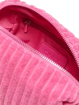 Bolso tipo clutch color fucsia de pana con cierre de cremallera y forro de poliéster.