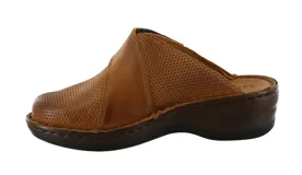 Zuecos negros de cuero sintético con plantilla acolchada, suela de goma y detalle de perforaciones en la capellada.