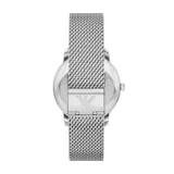 Reloj Emporio Armani modelo AR11571, con caja plateada de acero inoxidable de 42mm y esfera azul con acabado sunray. Tiene manecillas e índices plateados, ventana de fecha a las 3 en punto y correa de acero inoxidable plateada con cierre desplegable.
