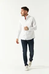 Camisa blanca de manga larga con fit regular y logo bordado.