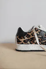 Championes negros de cuero con detalle de estrella plateada y talón plateado.