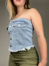 Top strapless de jean celeste con botones plateados al frente y ruedo desflecado.