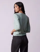 Buzo tejido en hilado fino color verde agua, marca Vila Milano. Manga ¾ con pliegue en hombro y escote a la base.