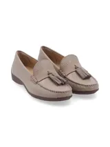 Mocasín color borgoña con textura reptil, detalle de antifaz en nobuck y borlas.