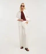 Pantalón wide leg de sarga color crudo con finas rayas verticales. Tiene cintura media con trabillas, bolsillos laterales y traseros.