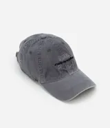 Gorra gris de sarga de algodón con efecto desteñido, visera curva y ajuste trasero con hebilla. Presenta bordado frontal con la frase "rule breaker" simulando rayos.