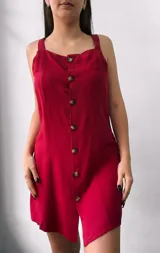 Vestido corto color burdeos con tirantes y cierre frontales de botones.