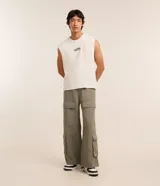 Pantalón de hombre de corte super baggy confeccionado en sarga de poliéster y algodón color negro, con bolsillos cargo laterales, cintura con trabillas y cierre de cremallera.