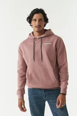 Canguro gris oscuro de felpa con capucha y cordones ajustables, bolsillo tipo canguro, puños y ruedo acanalados, y estampado en la espalda.