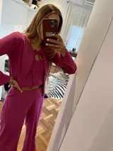 Saco de punto color negro con escote en V y lazo de ajuste frontal, de mangas largas acampanadas.