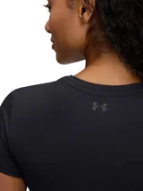 Remera deportiva color salmón, de corte ajustado y mangas cortas.
