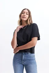 Remera negra de algodón, corte cropped y estilo oversize.