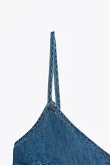 Vestido midi de denim azul, con escote en pico y tirantes finos.