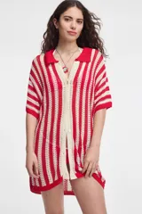 Camisa tejida a crochet con rayas verticales rojas y crudas, cuello polo y cierre frontal con botones.