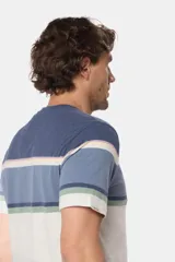 Remera manga corta con diseño a rayas horizontales en tonos beige, azul, verde y salmón.