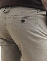 Bermuda de gabardina color verde con bolsillos laterales y traseros.