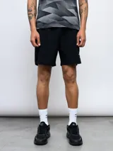 Short de entrenamiento negro de tejido elástico en cuatro direcciones con pretina en contraste.