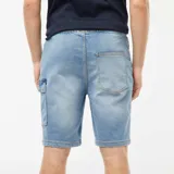 Bermudas de jean celeste con múltiples bolsillos, cintura con cordón ajustable y corte a la rodilla.