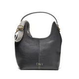 Bolso tipo hobo o media luna de cuero sintético negro texturizado, con costura central vertical en hilo blanco. Incluye asa corta fija y una correa larga desmontable tejida con patrón de espiga en blanco y negro. Posee herrajes metálicos dorados y un logo metálico con la inscripción "XL" en el frente.