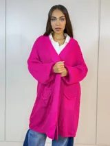 Sacón oversize de punto fucsia con bolsillos frontales.