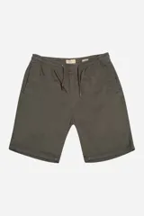 Bermuda jogger casual color verde militar, con cintura elástica ajustable con cordón, bolsillos laterales y uno trasero.