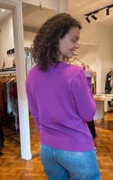 Sweater color violeta con cuello redondo y detalles de brillos horizontales.