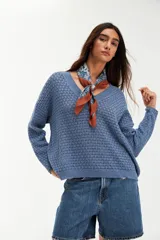Sweater azul de tejido de punto con cuello en V.