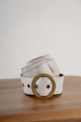 Cinturón negro de cuero con hebilla circular dorada.