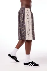 Bermuda unisex de poliéster con estampado de camuflaje y banda lateral color crema con texto en cursiva.