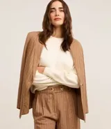 Buzo suéter femenino de tricot color verde esmeralda, con cuello redondo y puños ajustados. Confeccionado con viscosa certificada, poliéster y poliamida.