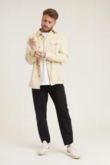 Pantalón de jean negro de corte recto.