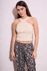 Top blanco de viscosa con breteles cruzados en el frente y espalda descubierta.