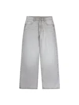 Jean de tiro alto color gris claro, corte loose con pernera ancha. Diseño clásico de cinco bolsillos con cierre de cremallera y botón metálico.