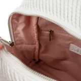 Mochila blanca de símil cuero texturizado, con acceso de cierre doble, un compartimento principal, un bolsillo interno con cierre, un bolsillo interno abierto y un bolsillo externo con cierre. Tiene correa regulable y herrajes plateados.