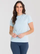 Remera deportiva manga corta color fucsia con cuello alto y logo estampado en el pecho.