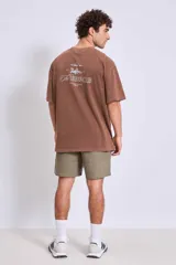 Remera gris oscuro de corte holgado con estampado pequeño en el pecho.