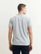 Remera manga corta con cuello mao y media botonadura, color azul.