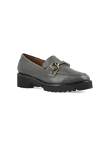Mocasín gris con detalle de hebilla dorada y suela track negra.