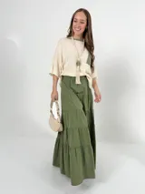 Falda larga de corte campesino color beige, confeccionada en 100% algodón.