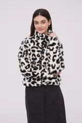 Campera de abrigo con estampado de manchas en tonos blanco y marrón, con cierre frontal y cuello alzado.