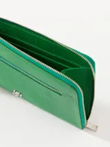 Portapasaporte rosa con textura tipo reptil, cierre superior y correa de mano.