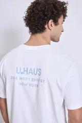 Remera blanca de algodón con cuello redondo y logo pequeño estampado en el pecho.