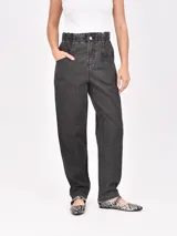 Pantalón jean negro con cintura elastizada y corte holgado.