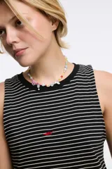 Collar corto con cuentas de colores y dijes de flores y perlas.