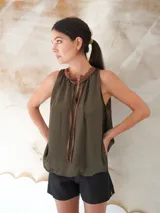 Musculosa color verde militar con cuello redondo y lazo marrón en el escote.