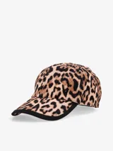 Gorra de béisbol con estampado animal print de leopardo y visera negra.