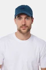Gorro de lona azul con bordado en la parte frontal, ideal para uso diario.