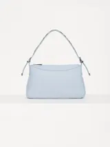 Cartera tipo baguette color celeste, confeccionada en cuero vacuno flor. Incluye correa regulable en combinación de cuero y pelo vacuno, con hebillas metálicas personalizadas.