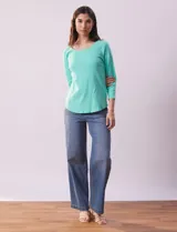 Remera de algodón color verde agua, con escote redondo y mangas 3/4.