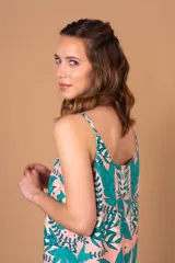 Vestido corto de poliéster con estampado floral exclusivo en tonos azul y rojo.